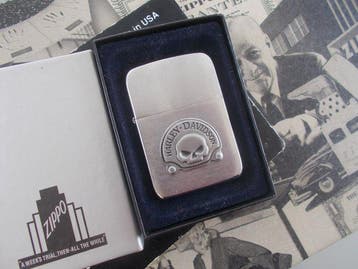 Zippo - Zippo replica 1941 Harley Davidson skull Emblem 2006, Verzamelen, Nieuw