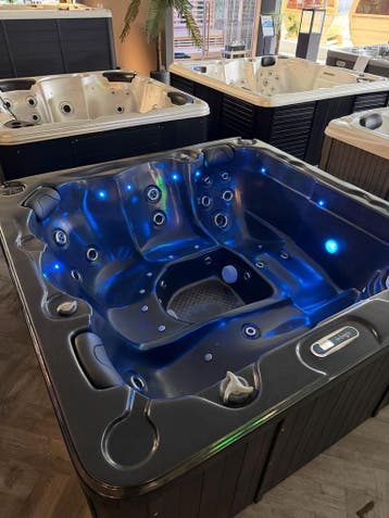 Luxe Jacuzzi 200x200 cm | Plug & Play | Compleet met Cover, Ophalen, Zo goed als nieuw, Pomp, Vast
