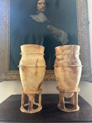 400 - Urn (2) - Marmer - Twee Egyptische urnen