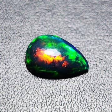 Zwarte opaal cabochon, multikleur – 2,10 ct (0,42 g) – AAA
