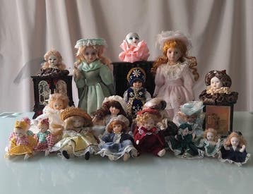 Themacollectie - Biscuitpoppen (19). Meer setjes kleding en, Antiek en Kunst