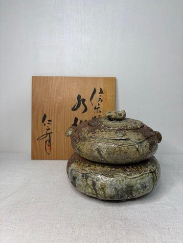 Japanse Shigaraki-keramiek met deksel en standaard –