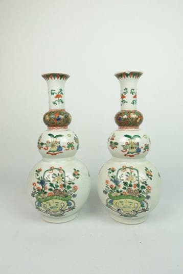 Set van twee Wucai-florale kalebasvormige vazen - Porselein