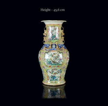 Een grote Chinese Famille Rose vergulde vaas, hoogte 45,6