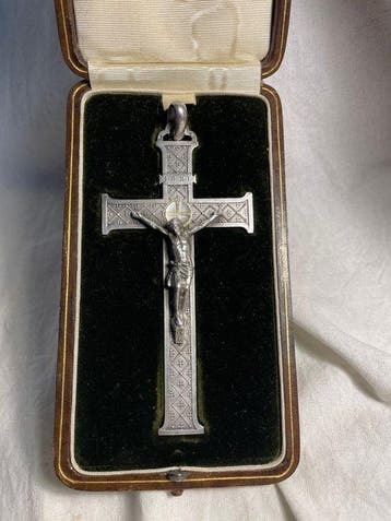 Crucifix - Groot kruisbeeld van zilver; stempel Hure de