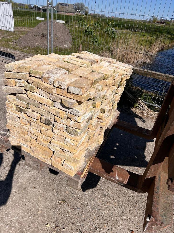 Oude bouwmaterialen: Partij oude Friese geeltjes bakstenen, Doe-het-zelf en Verbouw, Metselstenen, Bakstenen, Gebruikt, Ophalen