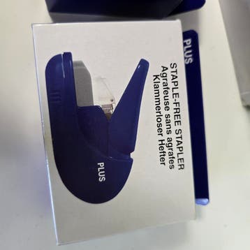 Plus STAPLE FREE STAPLER - Nietmachine zonder nietjes | blau, Ophalen of Verzenden, Nieuw in verpakking