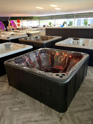 Luxe Jacuzzi 200x200 cm | Plug & Play | Compleet met Cover, Ophalen, Zo goed als nieuw, Pomp, Vast