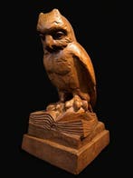 Beeld, Wijze uil op boeken. - 19.5 cm - Hout