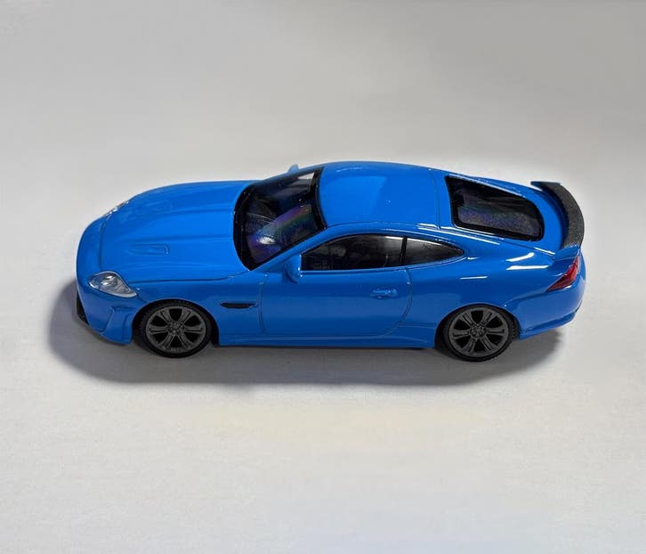 Schaalmodel Jaguar XKR-S (schaal 1:43, circa 10x4x3 cm, bla, Hobby en Vrije tijd, Modelauto's | 1:43, Nieuw, Ophalen of Verzenden