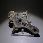 Replica van een Romeins keizerrijk. Olielamp. Bijl (Zonder