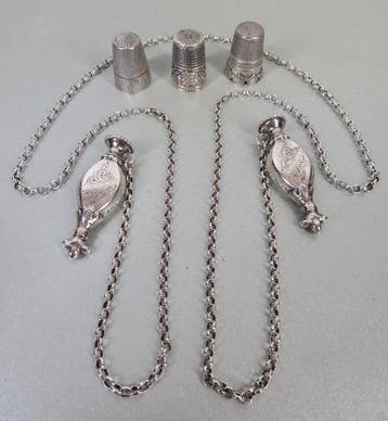 Naaigerei: Breinaaldenkokers met ketting en 3 vingerhoedjes