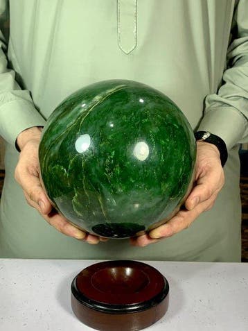 Nefriet Jade Grote Bol met Houten Displaystand - Hoogte: 62
