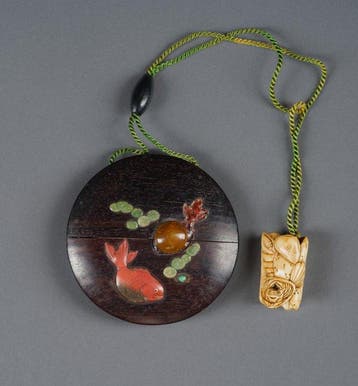 Circulaire inro met visontwerp - Lak, hoorn - Style of Ogawa, Antiek en Kunst