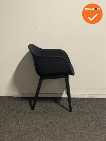 Basic - Kuipstoel - Zwart - Zwarte stoffering - Zwart houten, Vergader- of Presentatieruimte, Ophalen of Verzenden, Gebruikt, Stoel