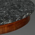 Grote Empire gueridon of bijzettafel met geaderd marmer blad, Antiek en Kunst, Ophalen of Verzenden