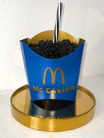 XTC Artist - Mc Caviar Bleu paille B/W socle doré