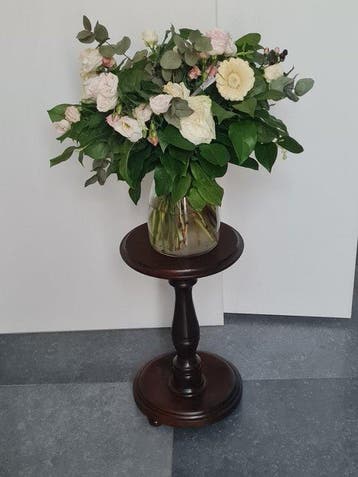 Plantentafel - Elegante donkerhouten plantenstandaard /