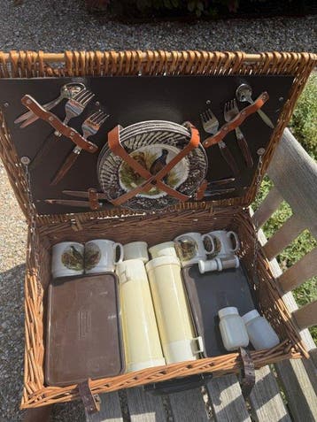 Barratts - Eetservies (22) - picknick mand met volledige