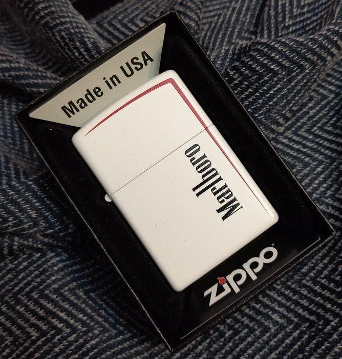 Zippo - Marlboro White Matte - 2017 - Zonder minimumprijs -, Verzamelen, Rookartikelen, Aanstekers en Luciferdoosjes