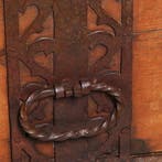 Scandinavische kist op onderstel met kruis en met ijzer besl, Antiek en Kunst, Ophalen of Verzenden