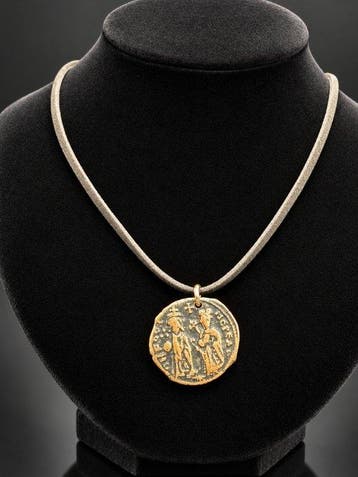 Laat-Romeins / Vroeg-Byzantijns Brons Ketting met munt van