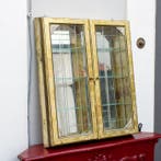 Vitrine - versierde zilveren hoekstukken - Hout, Glas -