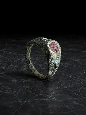 Byzantijns Brons Ring met roze steen 6e tot 8e eeuw na