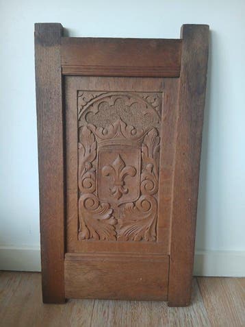 Snijwerk, paneel met Heraldisch Wapenschild (Fleur-de-lis) –