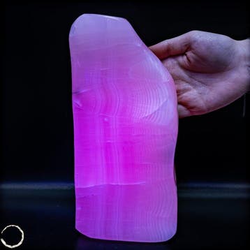 Spectaculair roze calciet vrijvorm – Hoogfluorescerend