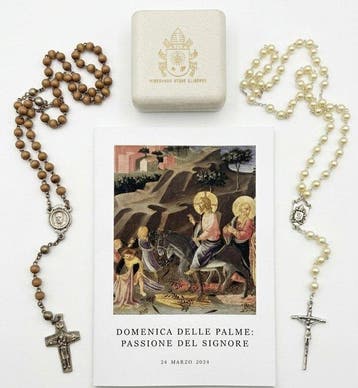 Een paar rozenkransen met betrekking tot Paus Franciscus -