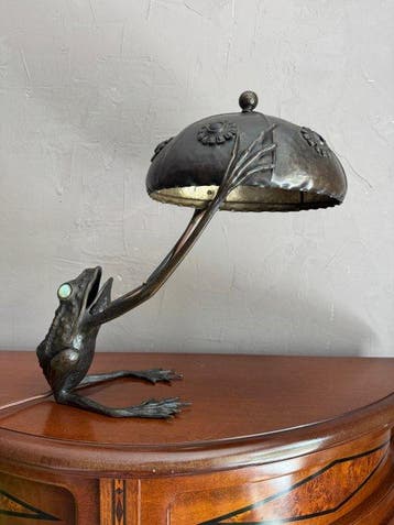 Tafellamp met beeldje - Brons - Art Nouveau kikkerlamp