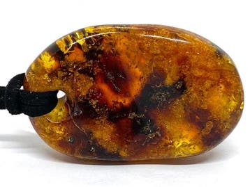 Cosmic Flame – Exclusieve Baltische amberhanger aan koord
