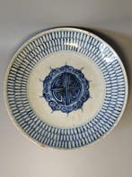 Grote blauw-witte porseleinen schaal met Sanskriet-symbolen
