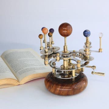 Ambachtelijk vervaardigde mechanische orrery met zon,