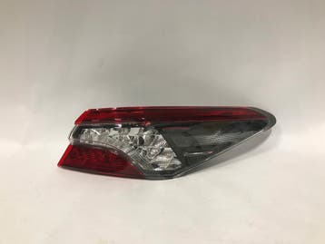 Toyota Camry IX 18- sedan achterlicht rechts donker full LED, Verzenden, Gebruikt