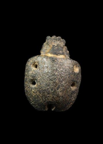 Oude Egypte, late periode Zwarte faïence Scarabee met Ankh