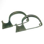 Etruscan Brons Twee fibulae-spelden, Antiek en Kunst