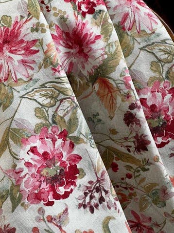 Dubbele breedte. Stof met bloemenprint voor decoratie en