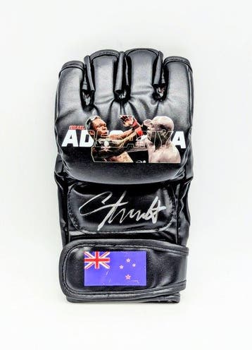 Israel Adesanya - Gesigneerde MMA-handschoen -, Verzamelen, Nieuw