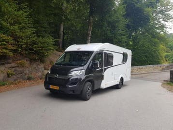 Nette Carado V339 Europa 15 Edition., Caravans en Kamperen, Tot en met 3, Koolmonoxide-melder, Koelkast, 7 tot 12 maanden geleden