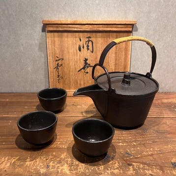 Gietijzeren sakeset: Chshi (sake- / theeinschenkvat) met 3