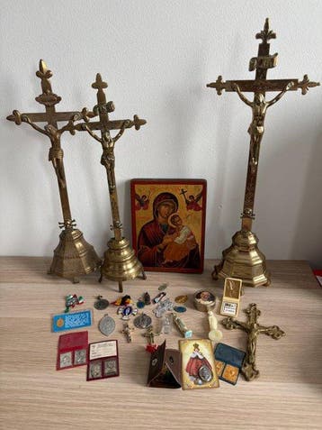 Set van 30 medailles en religieuze voorwerpen (30) - Hout,