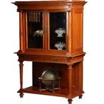 Notenhouten vitrinekast ca 1900 jugendstil beslag en twee la, Ophalen of Verzenden