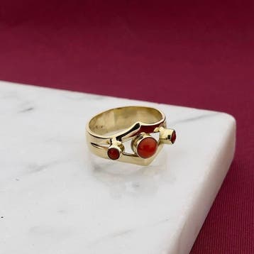 Vintage gouden ring met bloedkoraal, Gebruikt, Ophalen of Verzenden, Kleiner dan 17, Met edelsteen