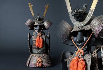 Samurai-harnasdecoratie met kabuto en menpo met draakenkroon