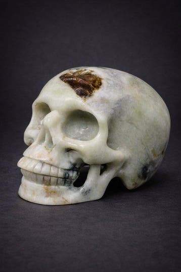 Superrealistische witte nefrietjade-schedel met Golden