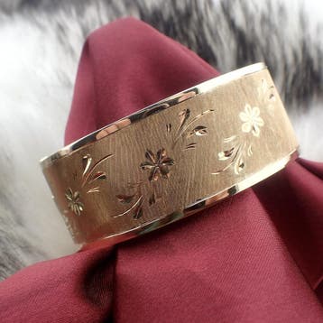 Vintage gouden slavenarmband met gravures., Ophalen of Verzenden, Gebruikt, Goud, Goud