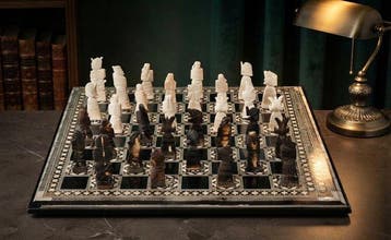 Jeu déchecs artisanal en bois, nacre et marqueterie (Style