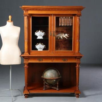 Notenhouten vitrinekast ca 1900 jugendstil beslag en twee la, Antiek en Kunst, Antiek | Meubels | Kasten, Ophalen of Verzenden